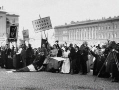 Публика приветствует манифест о вступлении России в Первую мировую, август 1914, Санкт-Петербург. Фото: www.gazeta.ru