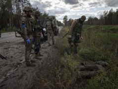 Украинские военные нашли труп после боев за Лиман. Фото: Evgeniy Maloletka/AP Photo