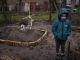 Шестилетний Влад Танюк около могилы своей матери, которая умерла во время войны от голода и травматического стресса в пригороде Киева, апрель 2022 год. Фото: Rodrigo Abd / AP