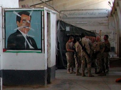 Изрезанное фото Саддама Хусейна, военные США в Ираке, 2003 г. Фото: Национальный архив США