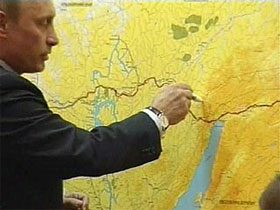 Владимир Путин указывает, где должна пройти труба. Фото с сайта Newsru.com