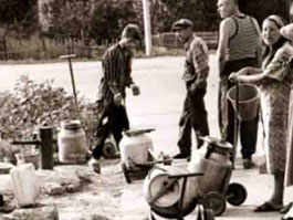 Очередь за водой. сайт kasparov.ru Очередь за водой. сайт kasparov.ru