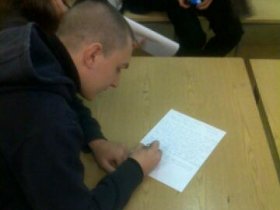 Максим Солопов дает подписку о невыезде. Фото Ильи Васюнина