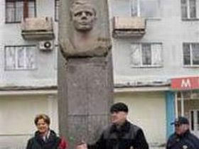 У памятника Гагарину в Архангельске, фото с сайта www.news29.ru