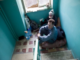 Семья Розы ивановой живет в подъезде. Фото с сайта www.novayagazeta.ru
