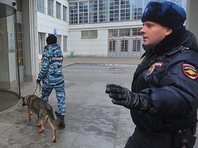 У входа в "заминированную" гостиницу. Фото: Александр Коряков, источник - http://kommersant.ru/doc/2628396