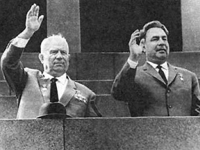 Хрущев и Брежнев на трибуне мавзолея. Источник - fishki.net
