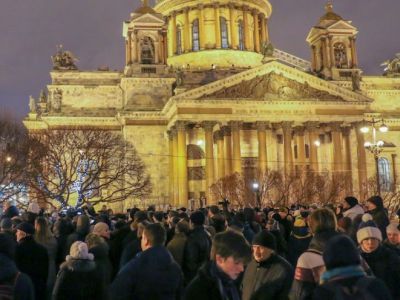 Собрание у Исаакиевского собора. Фото: Санкт-Петербург.Ru