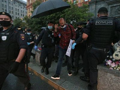 Илья Азар (в центре). Фото: Гавриил Григоров/ТАСС Илья Азар (в центре). Фото: Гавриил Григоров/ТАСС