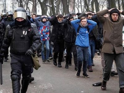 Захваченные ОМОНовцами протестующие, Санкт-Петербург, 31.01.21. Фото: Дмитрий Ловецкий / AP / Scanpix / LETA