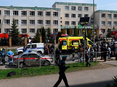 Ситуация на месте стрельбы в гимназии №175 в Казани, 11 мая 2021 года. Фото: Максим Богодвид/РИА "Новости" Ситуация на месте стрельбы в гимназии №175 в Казани, 11 мая 2021 года. Фото: Максим Богодвид/РИА "Новости"