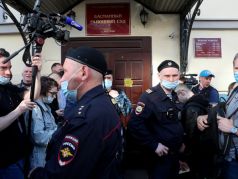 У входа в Басманный суд Москвы. Фото: Сергей Фадеичев / ТАСС