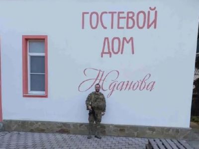 Павел Пригожин на фоне дома Жданова