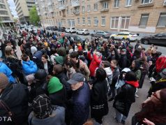 Люди, пришедшие поддержать Женю Беркович и Светлану Петрийчук, у Замоскворецкого суда, 5.05.23. Фото: t.me/sotaproject