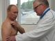 Путин на приеме у травматолога в 2011 году. Фото: AP