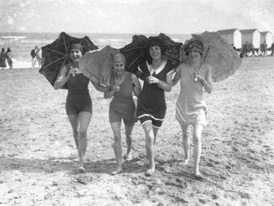 Модницы на пляже, 1920-е. Фото: boredpanda.com