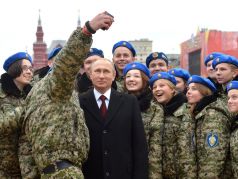 Владимир Путин и участники прокремлевских молодежных движений, 4.11.2015. Фото: kremlin.ru